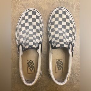 Vans size 6.5mens or 8women’s. Black and white.